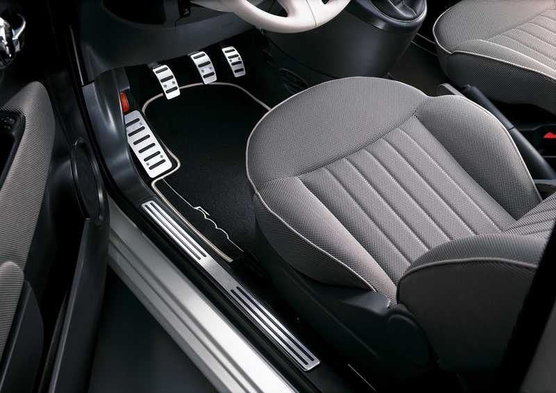 Illustration for article titled Fiat 500 Rolls Out in Europe, Bristling with Tech Goodness